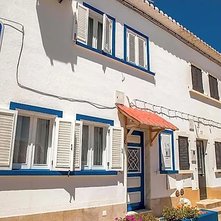 Blue Door Bed & Breakfast 3*