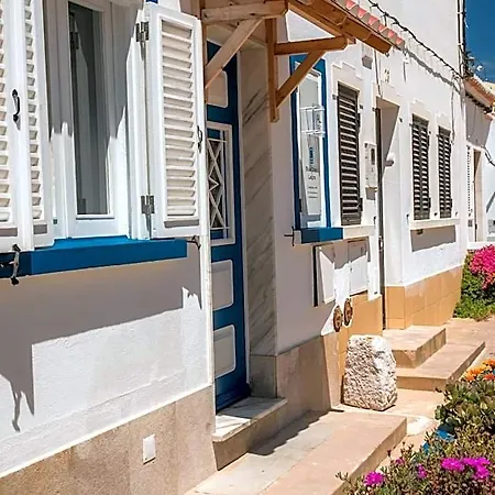 Bed & Breakfast Blue Door Lagos