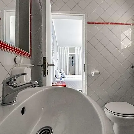 Blue Door Bed & Breakfast 3*